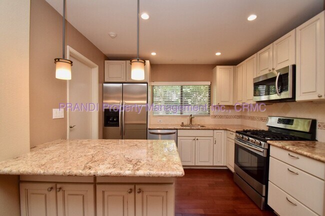 Foto del edificio - Lovely 3-Bedroom Townhouse in Desirable Pa...