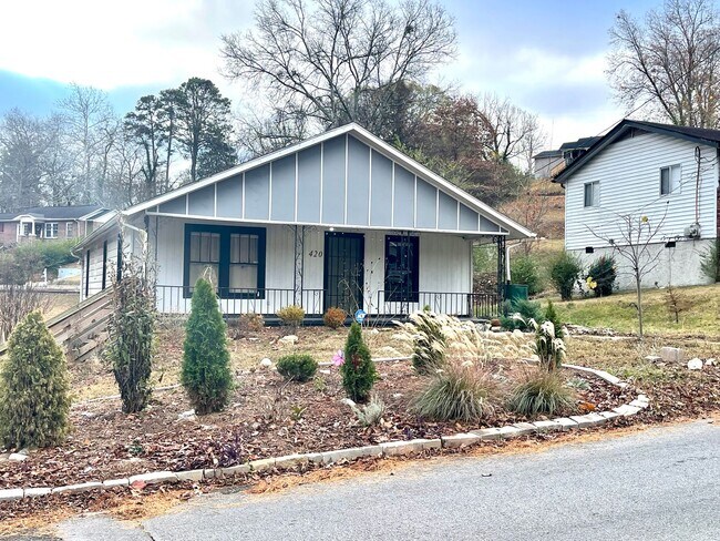 Building Photo - Beautiful 3 Bedroom 2 Bathroom Home with G...