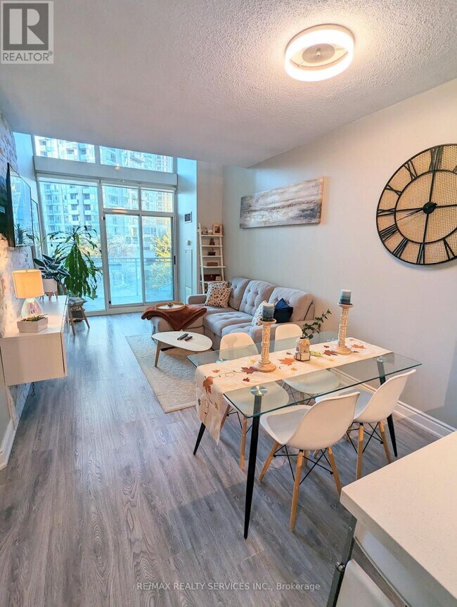 Photo du bâtiment - 220 Burnhamthorpe Rd W