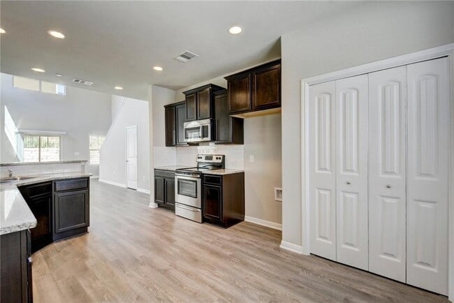 Building Photo - 516 E Slaughter Ln