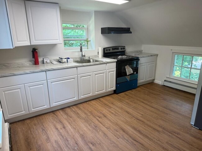 Building Photo - 352 Violet Ave