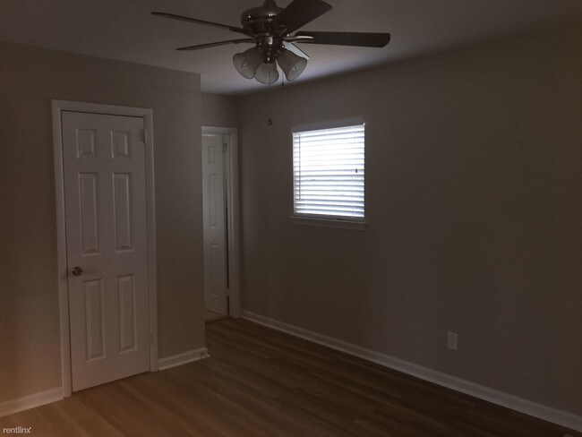 Building Photo - 3 br, 2.5 bath House - 908 Country View Dr