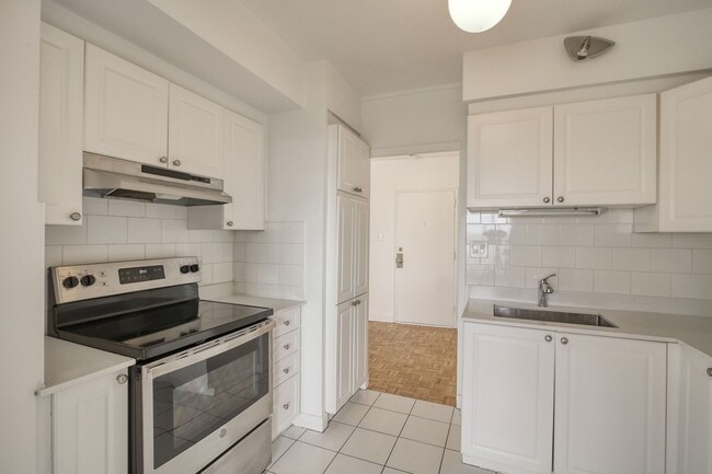 Building Photo - 3555 Chem. de la Côte-des-Neiges