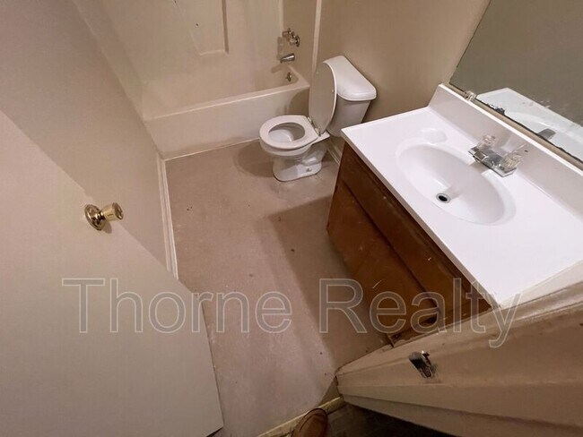 Building Photo - 104 Fox Den Ct