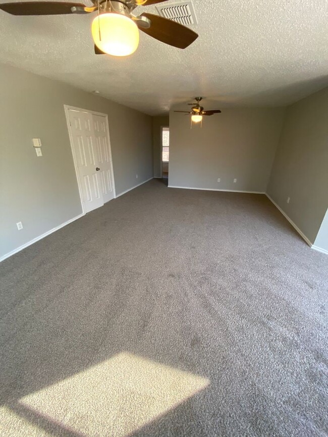 Foto del edificio - 1220 Crabtree Ct