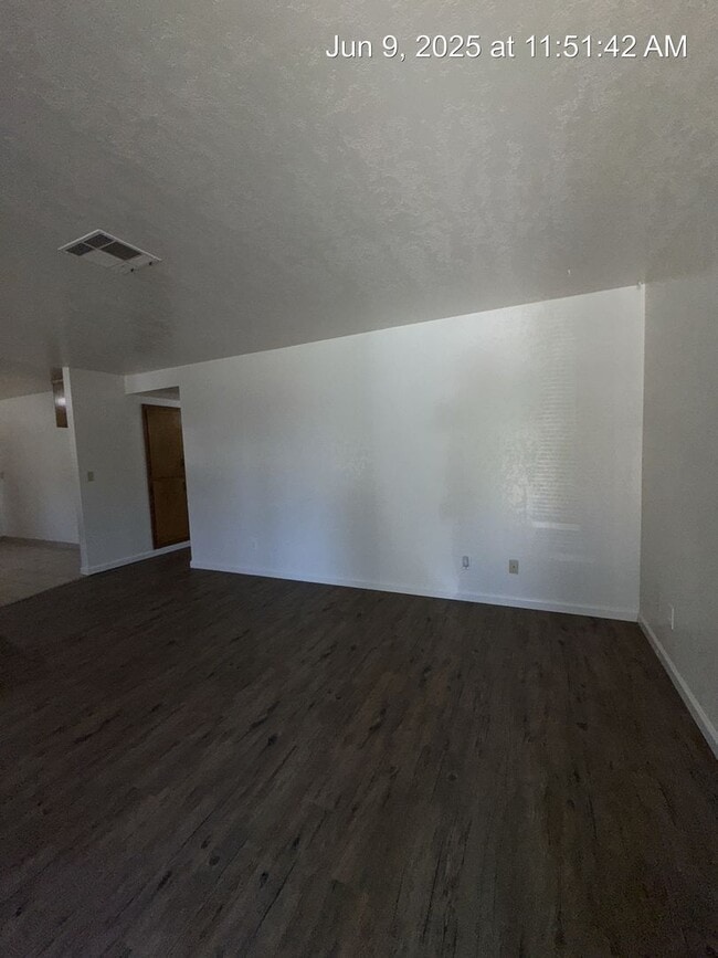 Building Photo - 4057