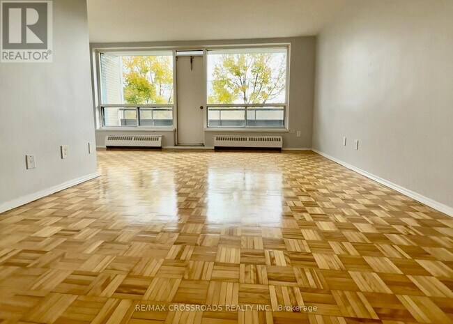 Photo du bâtiment - 363 Lakeshore Rd E