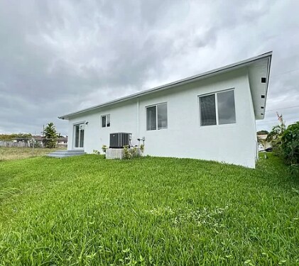 Building Photo - 655 NW 24th Ave