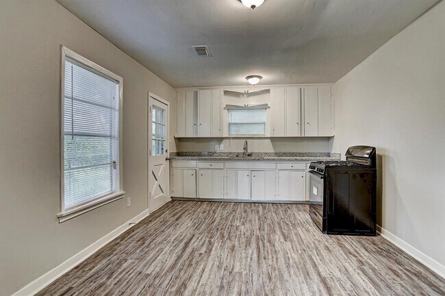 Foto del edificio - 9429 Clinton Dr