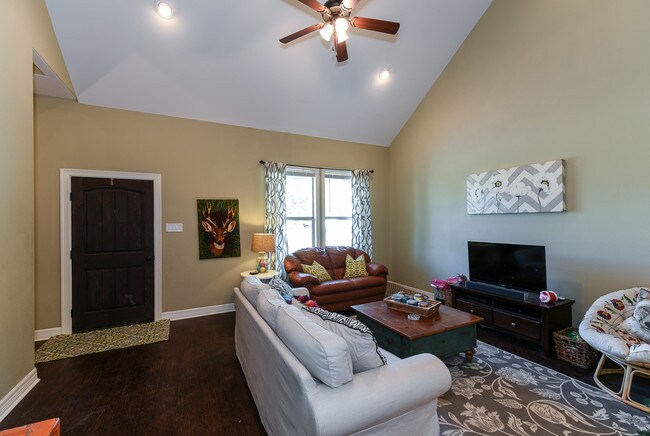 Building Photo - 304 Walton Dr