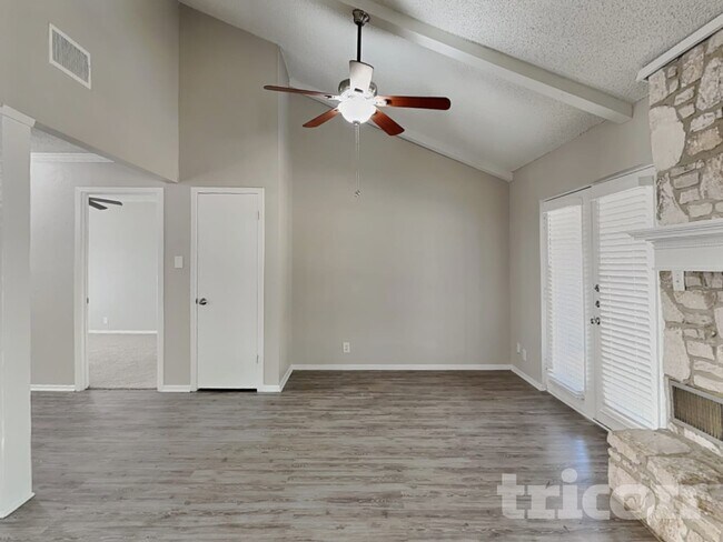 Foto del edificio - 4909 Tiffany Ln