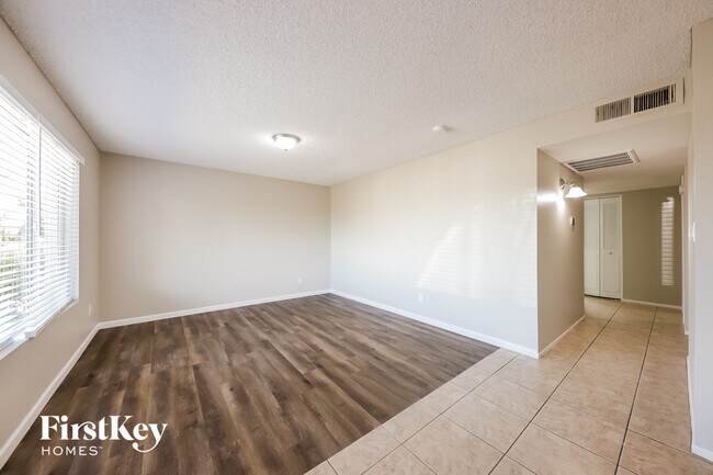 Foto del edificio - 9914 N 73rd Ave