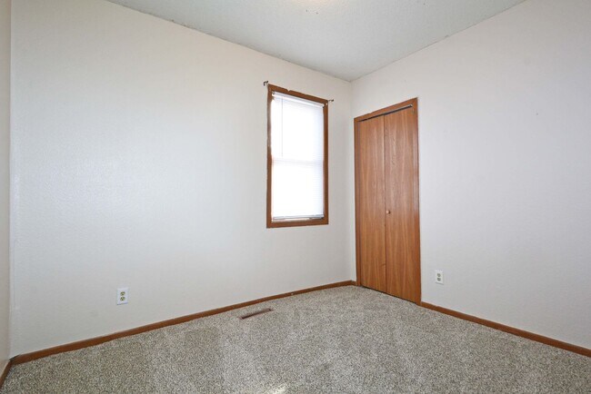 Foto del edificio - Spacious 3-Bed 1-Bath Unit in Hastings - Available Now!