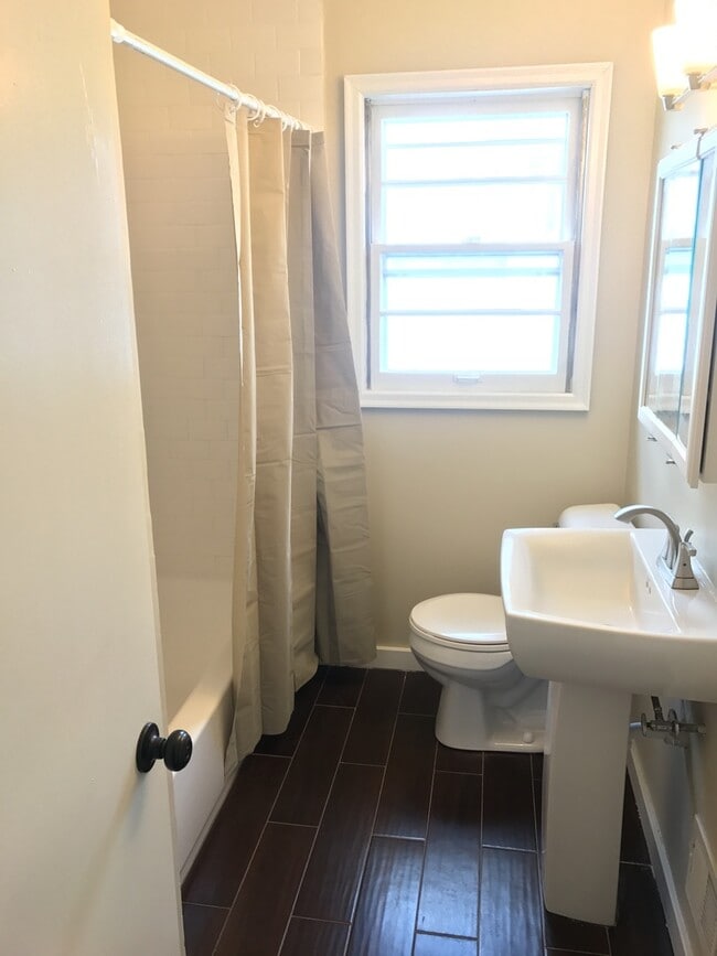 Building Photo - 3 bedroom 2 bath plus Den/Office in Robbin...