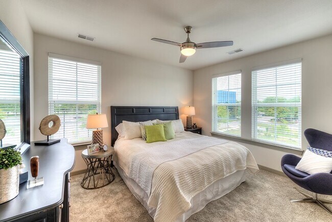 Building Photo - 662 E Algonquin Rd