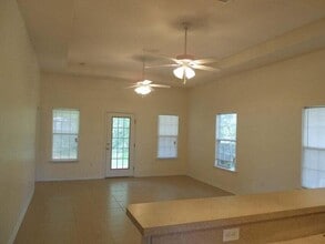 Building Photo - 713 N Park Blvd