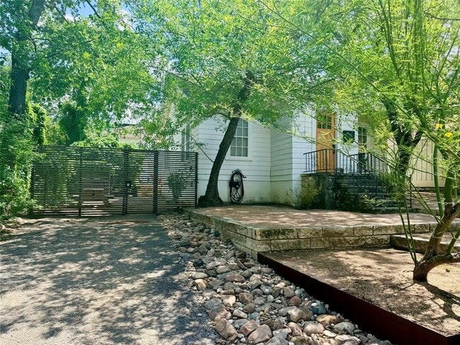 Building Photo - 305 Lockhart Dr