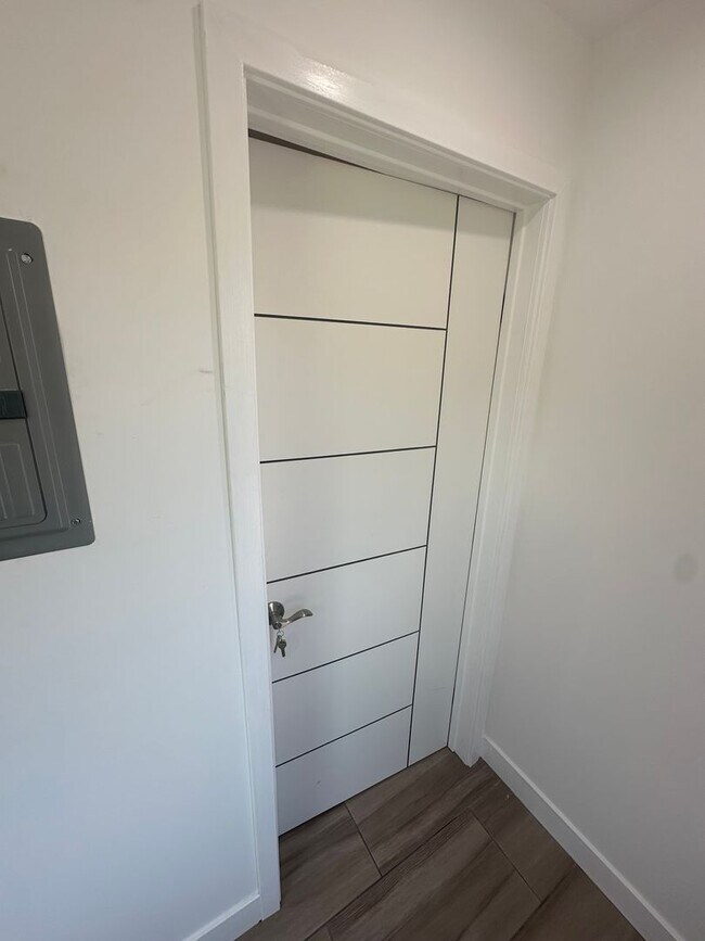 Building Photo - Chic & Private Ground-Level Studio | Priva...