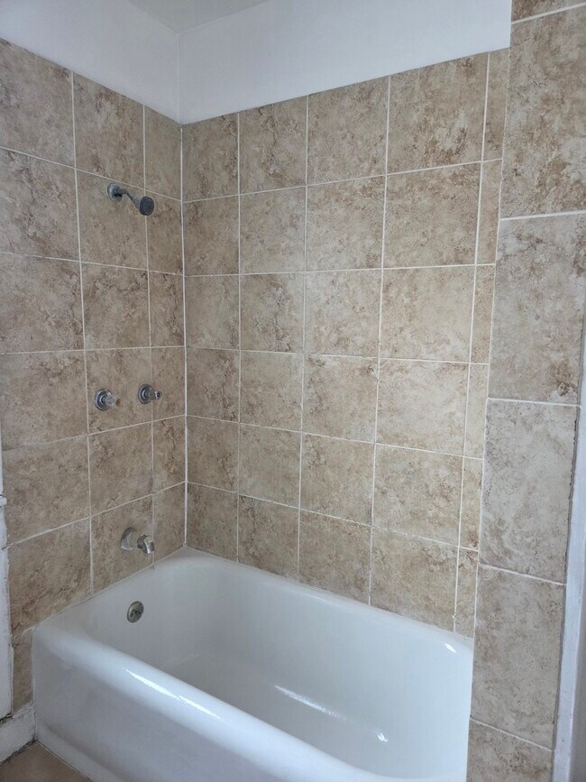 Foto del edificio - 6433 N Hamilton Ave