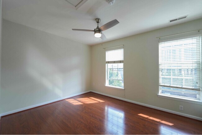 Foto del edificio - 2441 E York St