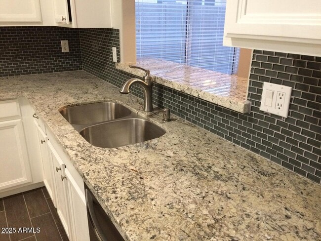 Building Photo - 2240 E Aire Libre Ave