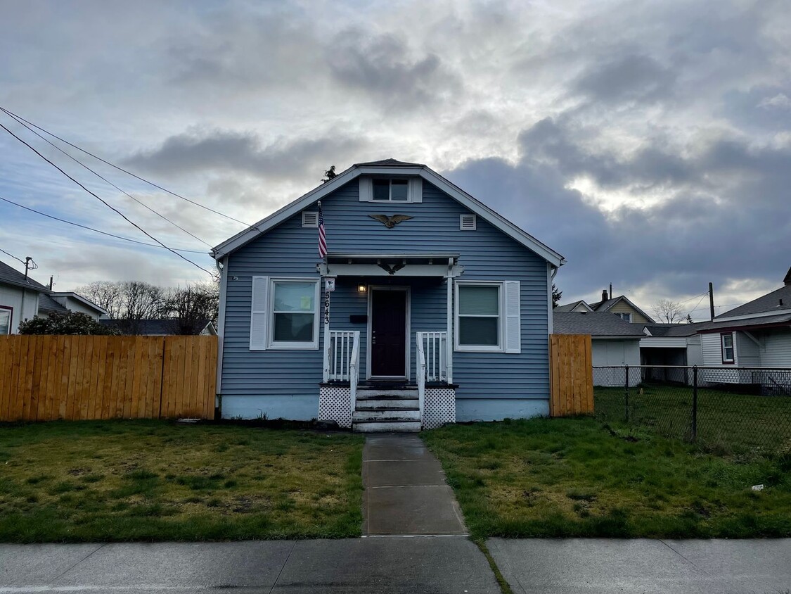 Primary Photo - 4 BEDROOM 1.5 BATHROOM WITH FENCED YARD