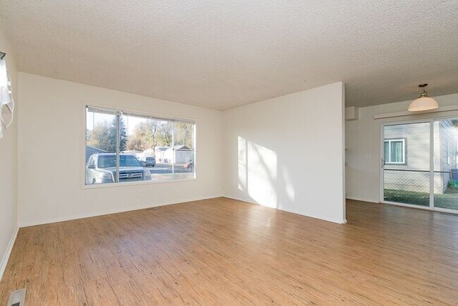 Building Photo - 2 Bed, 1 Bath Home in Loveland!