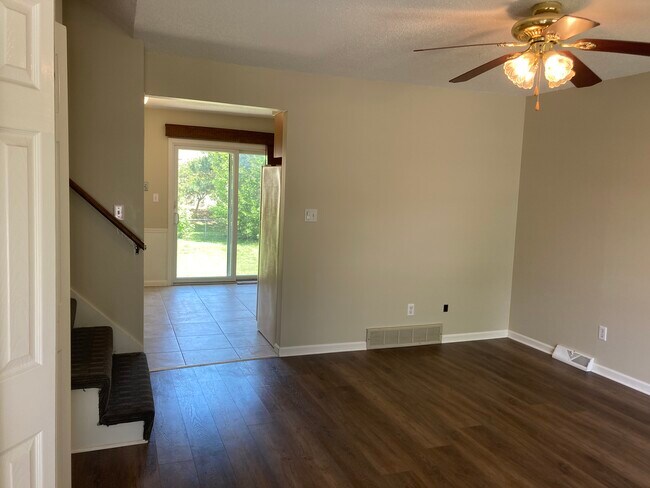 Foto del edificio - 1406 E Willow Dr