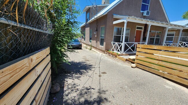 Foto del edificio - 1021 Edith Blvd NE