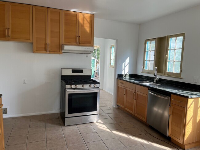 kitchen - 984 N Mar Vista Ave