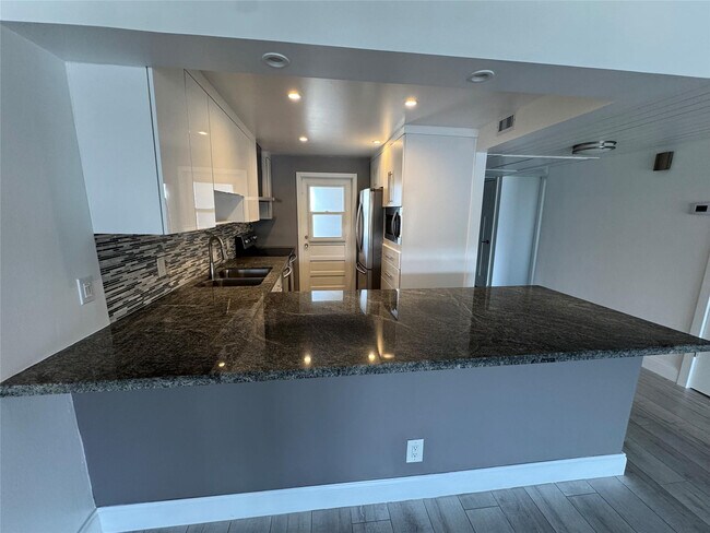 Foto del edificio - 3150 N Palm Aire Dr