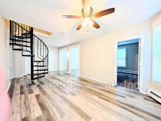 Building Photo - 61 Delos St W