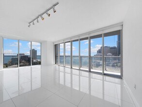 Building Photo - 495 Brickell Ave