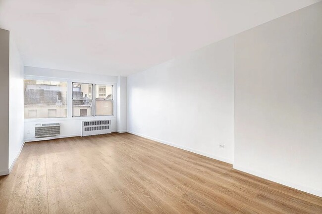 Building Photo - Freshly Painted 1Bed 1Bath Available