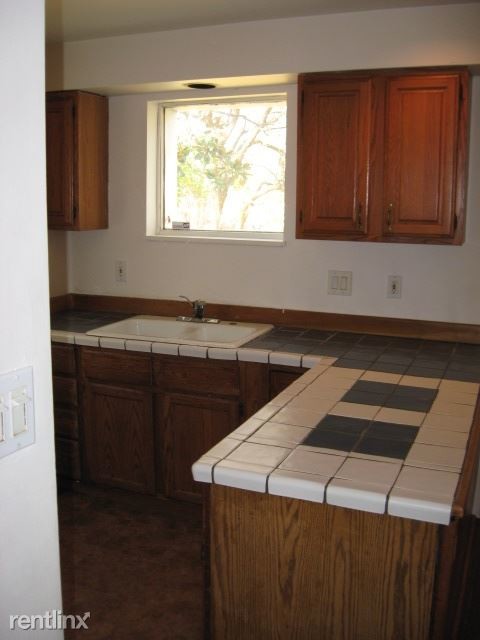 Building Photo - 2 br, 1.5 bath Townhome - 1410 Laidlaw Ave