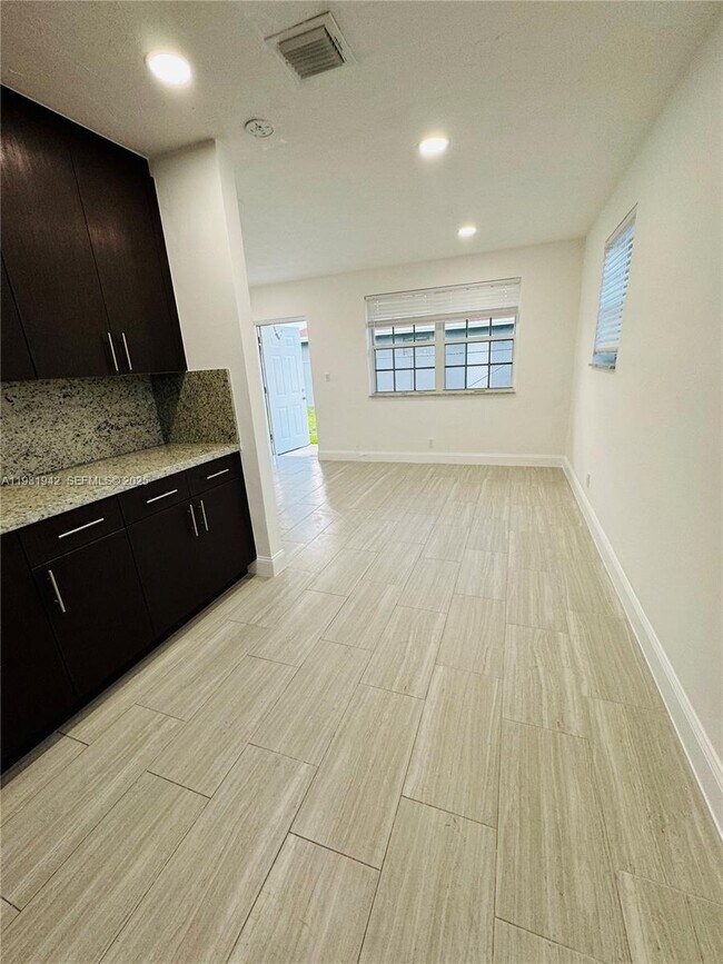 Foto del edificio - 631 NW 11th Ave