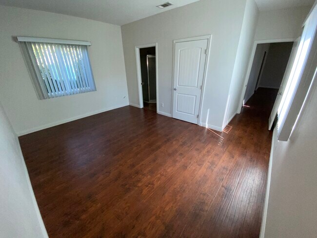 Foto del edificio - 8754 Darby Ave