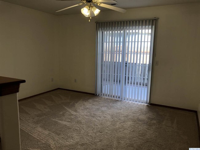 Foto del edificio - Close to Costco and everything else you need.
