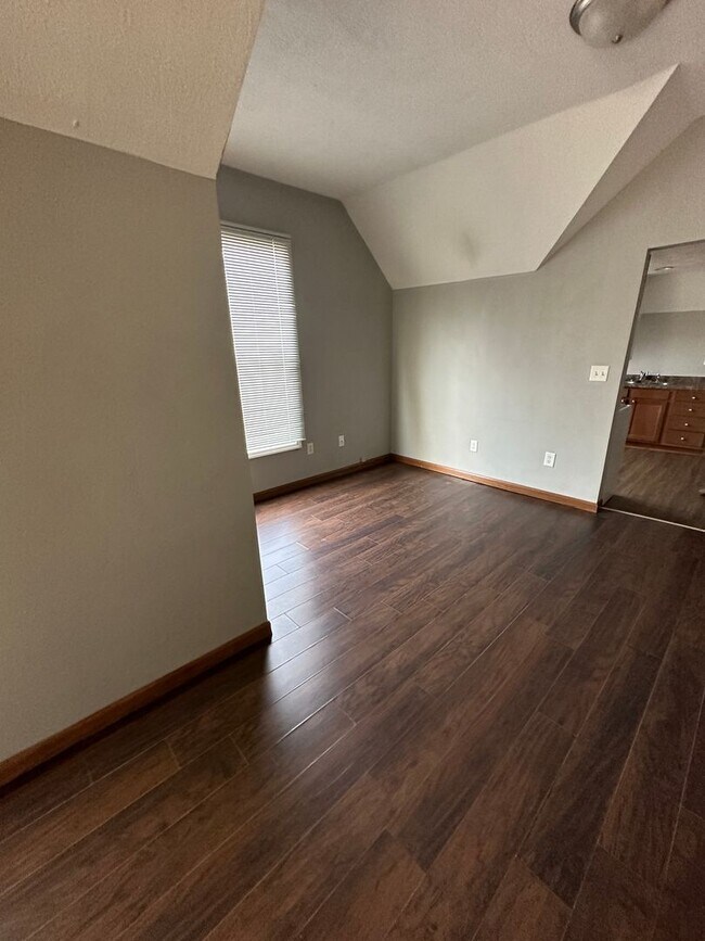 Building Photo - 1305 Spring