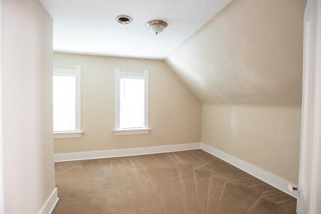 Foto del edificio - 2573 N Bartlett Ave