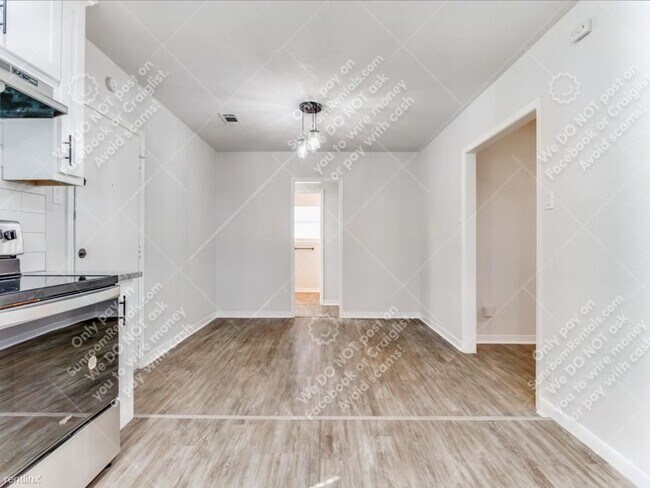 Building Photo - 3 br, 1 bath House - 408 W Avenue F