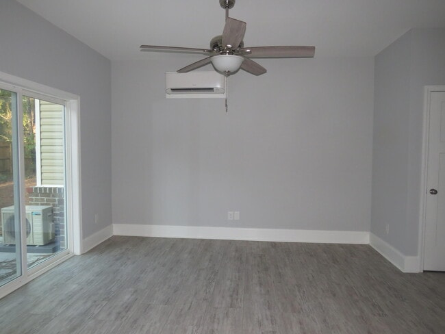 Building Photo - 586 Gabriel Ln