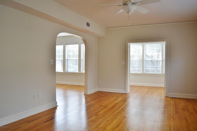 Foto del edificio - 2264 Myra St