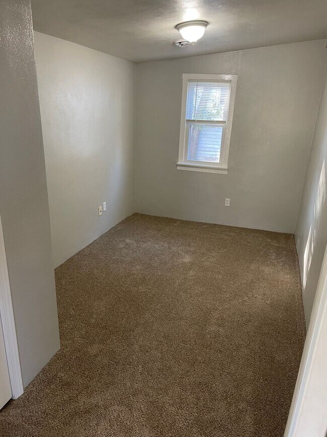 Foto del edificio - 2 Bed 1 Bath with Garage