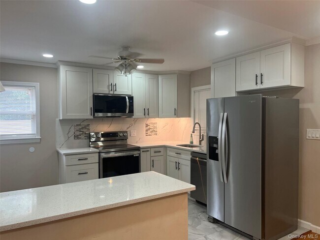 Foto del edificio - 694 Blackstone Ave