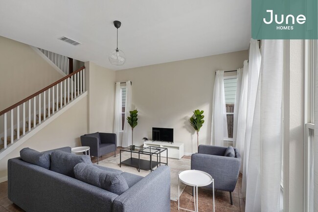 Building Photo - Queen room in 5-bed/2.5-bath Home