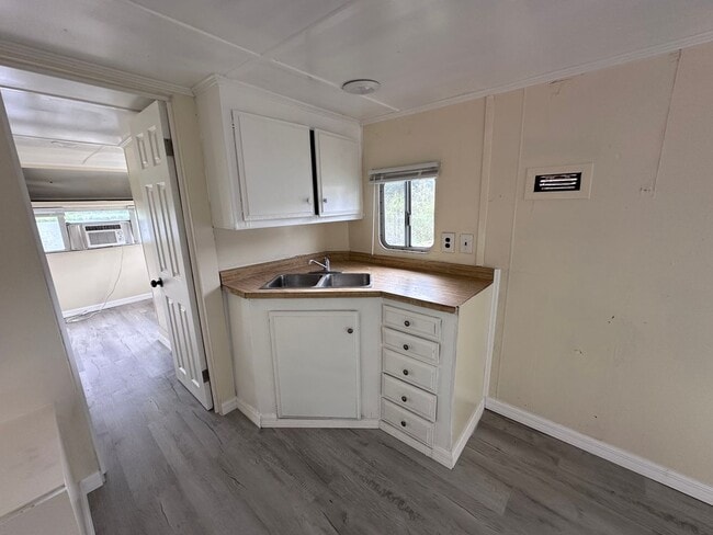 Building Photo - 1/1 Mobile Home - Rent to own - Zephyrhills, FL