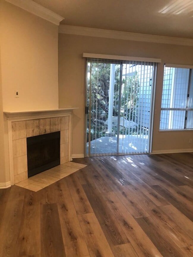 Foto del edificio - Remodeled 2-Bed, 2-Bath Condo with Garage ...