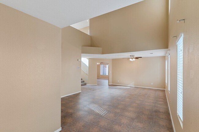 Foto del edificio - Beautiful 4 Bed 2.5 Bath Vaulted Ceilings,...