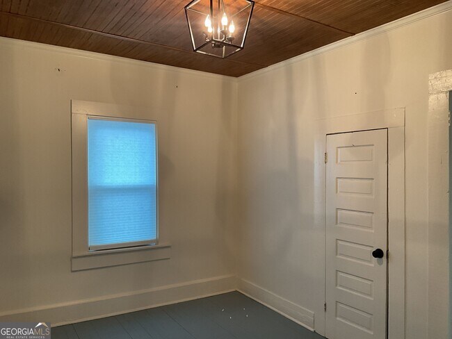 Foto del edificio - 604 W 10th St NE